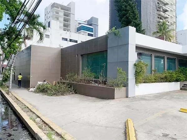 oficinas y locales comerciales - Local esquinero comercial Naco 6