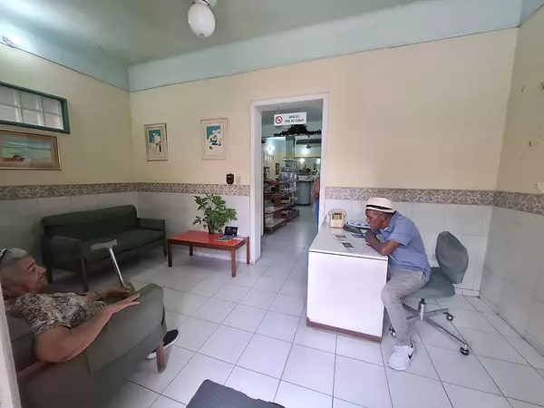 solares y terrenos - Vendo Local C. y Vivienda Zona Universitaria 4