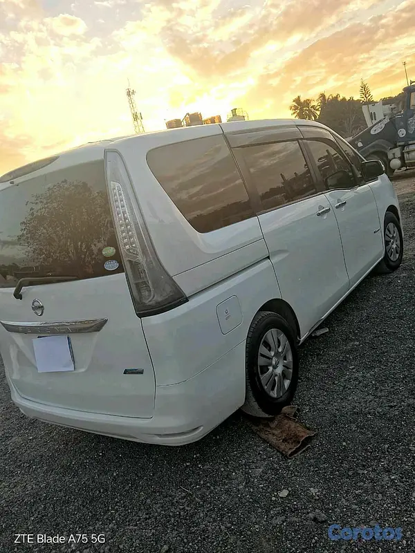 jeepetas y camionetas - Nissan Serena 2016 3