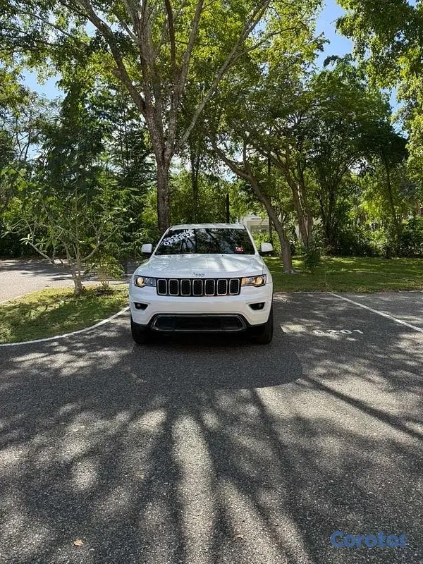 jeepetas y camionetas - JEEP GRAND CHEROKEE LAREDO 2020 2