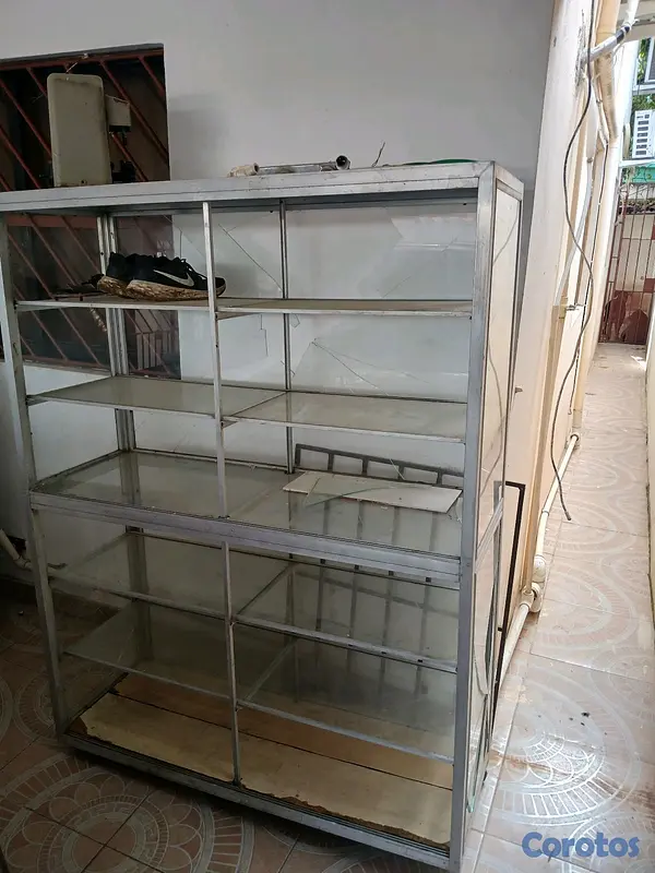 equipos profesionales - vitrina con cristales rotos 2