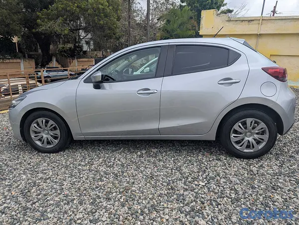 carros - Mazda 2 2020 10