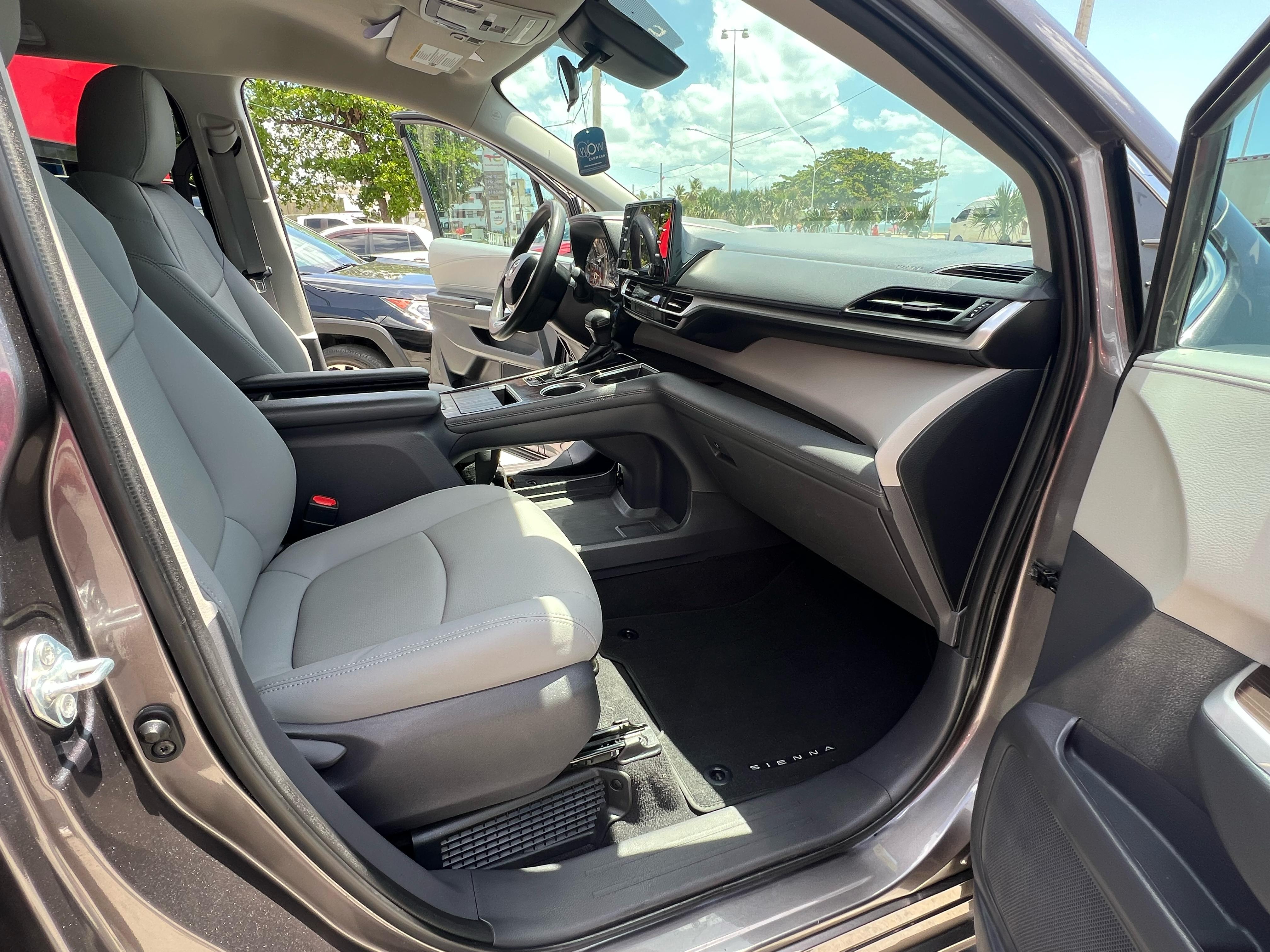 jeepetas y camionetas - Toyota Sienna LE 2021 5