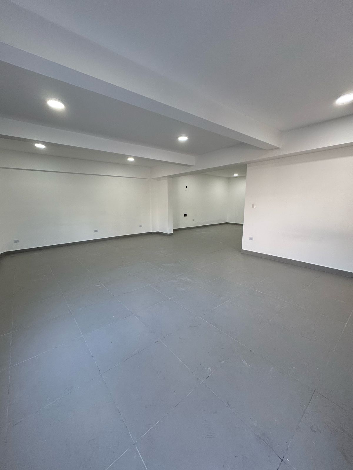 oficinas y locales comerciales - Local Comerial En Las Praderas de 80 MTS y 2 Parqu 0