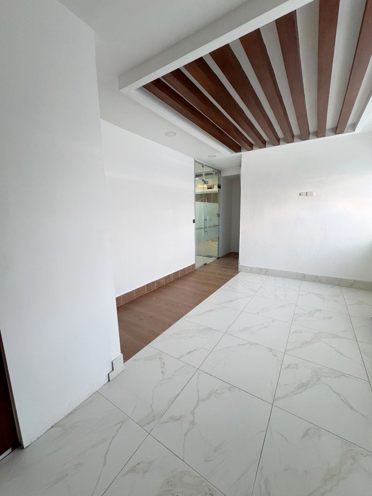 oficinas y locales comerciales - Local céntrico en Piantini  3