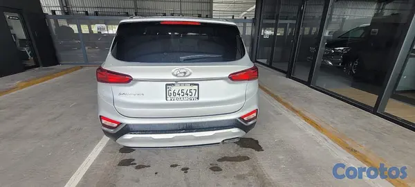 jeepetas y camionetas - HYUNDAI SANTA FE SE 2019 motor DOCH impecable  5
