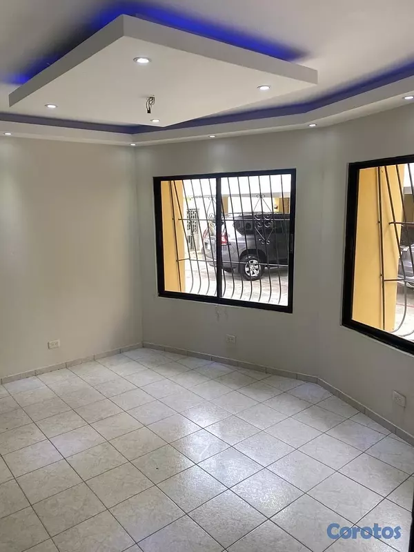 apartamentos - vendo primer nivel en el millón tres habitaciones dos baños parqueo servicio  4