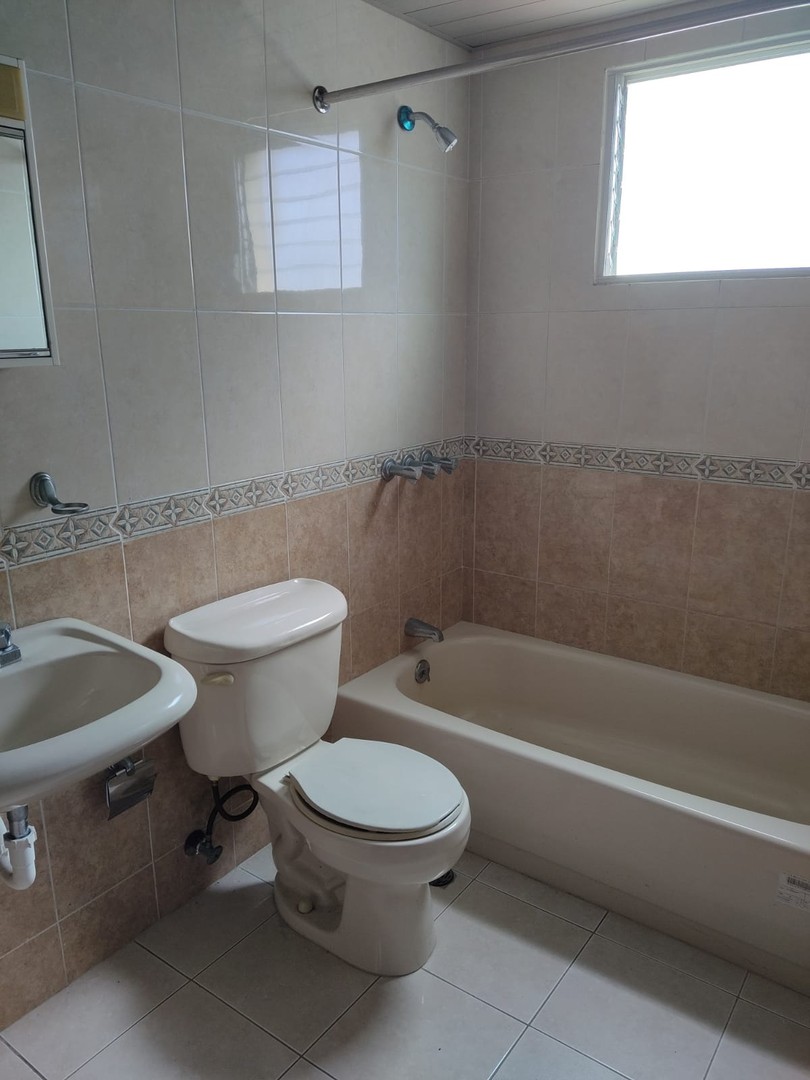 apartamentos - VENDO Excelente oportunidad en la Zona Universitaria! 3er nivel, 124 m. 3