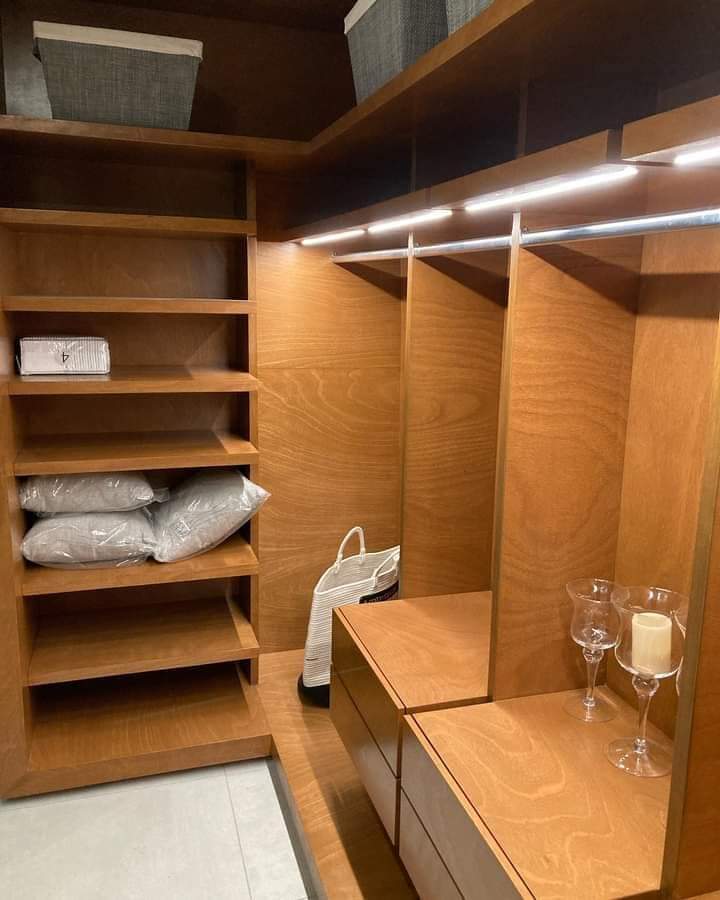 muebles y colchones - Closet en madera moderno  2