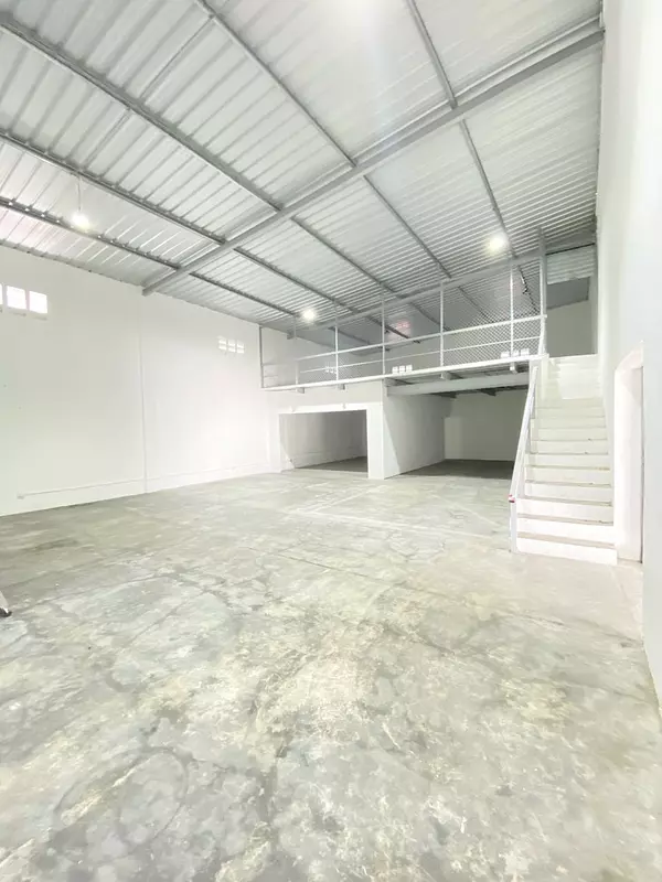 oficinas y locales comerciales - Venta de Nave céntrica y comercial  8