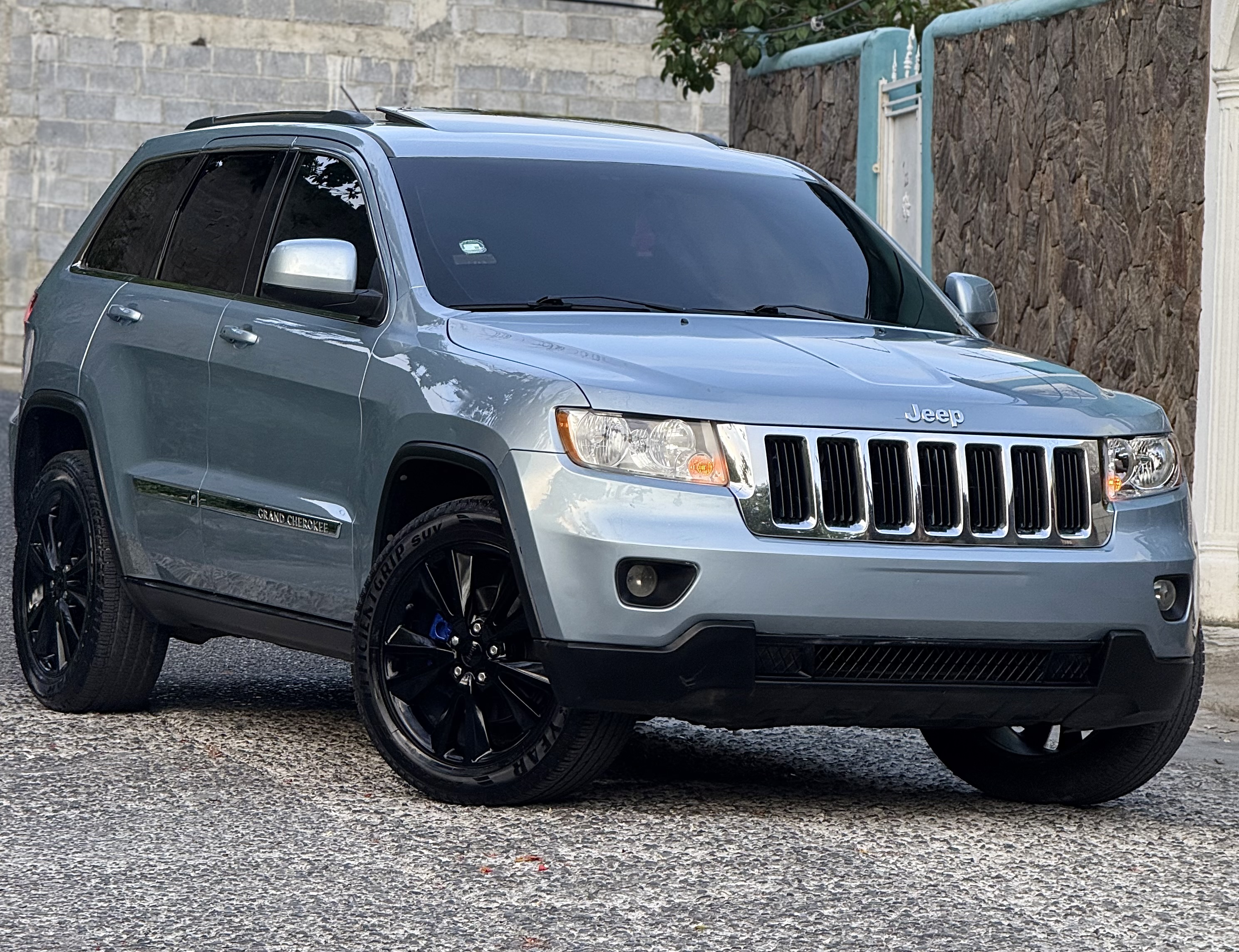 jeepetas y camionetas - Jeep Grand laredo 4x2 panorámica  2012 $549,000 0