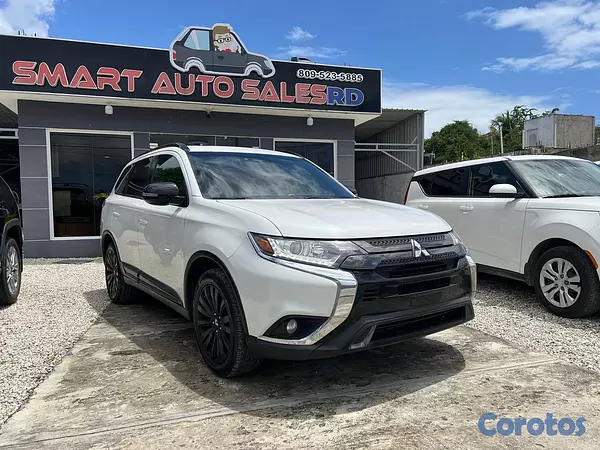 jeepetas y camionetas - MITSUBISHI OUTLANDER LE 2020  1