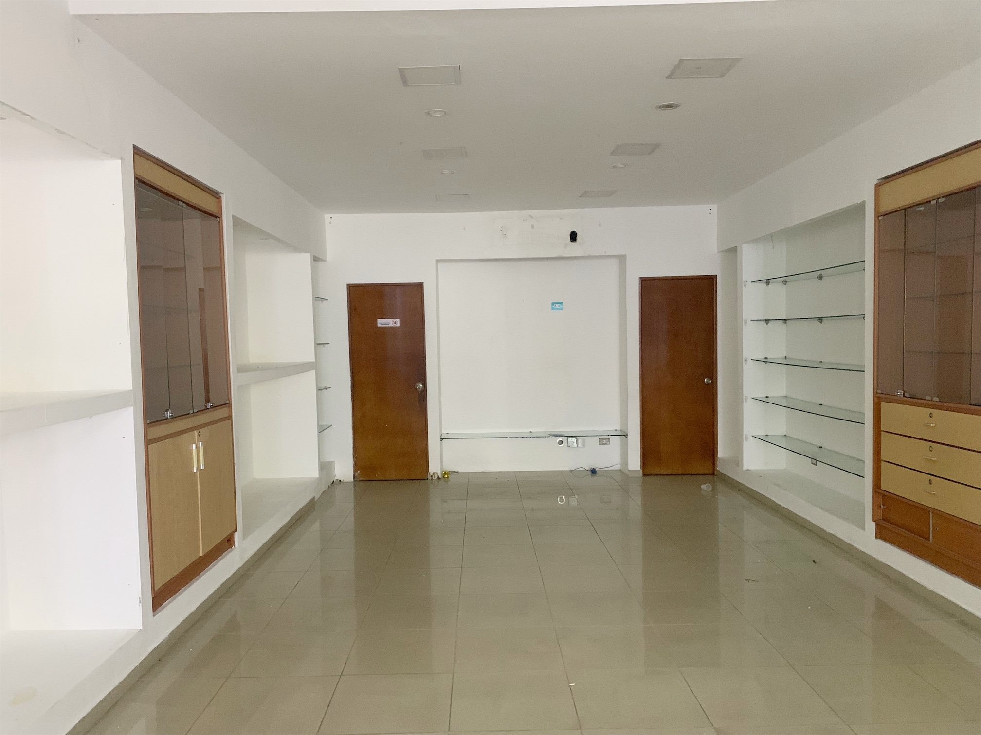 oficinas y locales comerciales - Local en Piantini Primer nivel  2