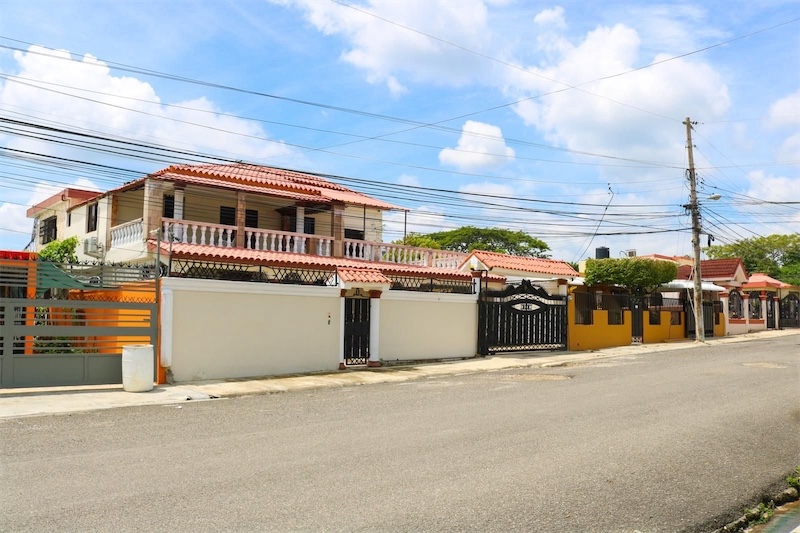 casas - Amplia casa de 6 habitaciones en venta. 3