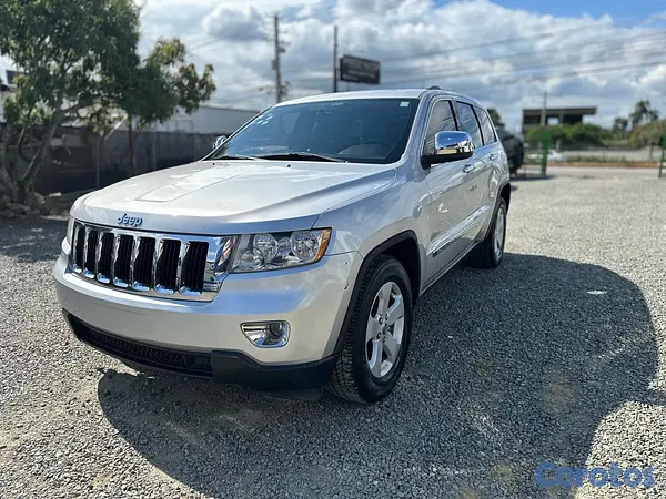 jeepetas y camionetas - Jeep Cherokee Laredo 2011 2