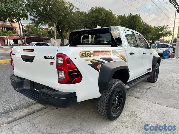 jeepetas y camionetas - Toyota Hilux GR Sport año 2026 0Km. 6