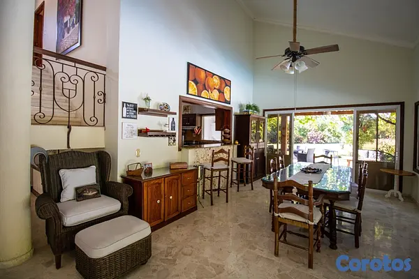 casas vacacionales y villas - Espaciosa villa de estilo clásico distribuida en dos niveles. 5