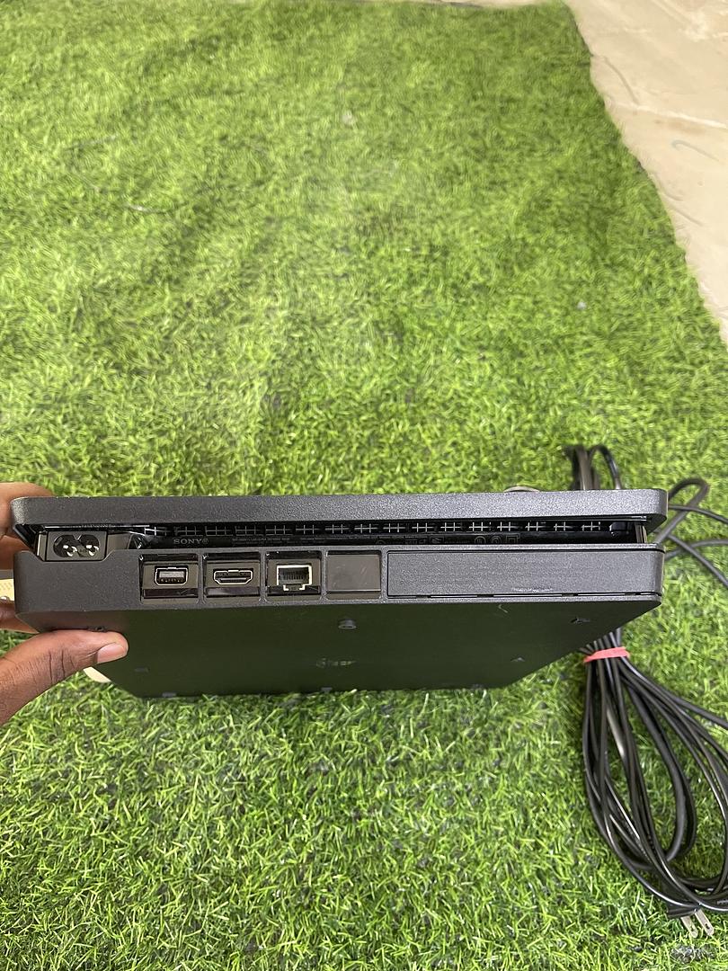 consolas y videojuegos - ¡Vendo PlayStation 4 Slim 1TB en excelente estado! 2