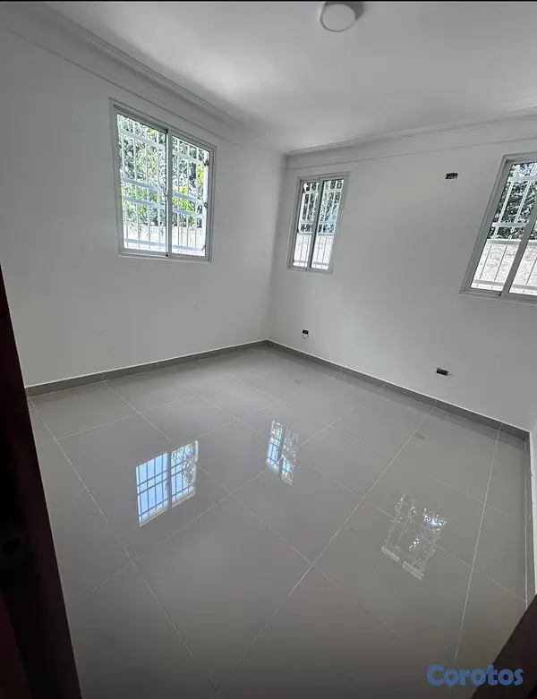 casas - Casa de 3 Niveles con Amplio Patio  3