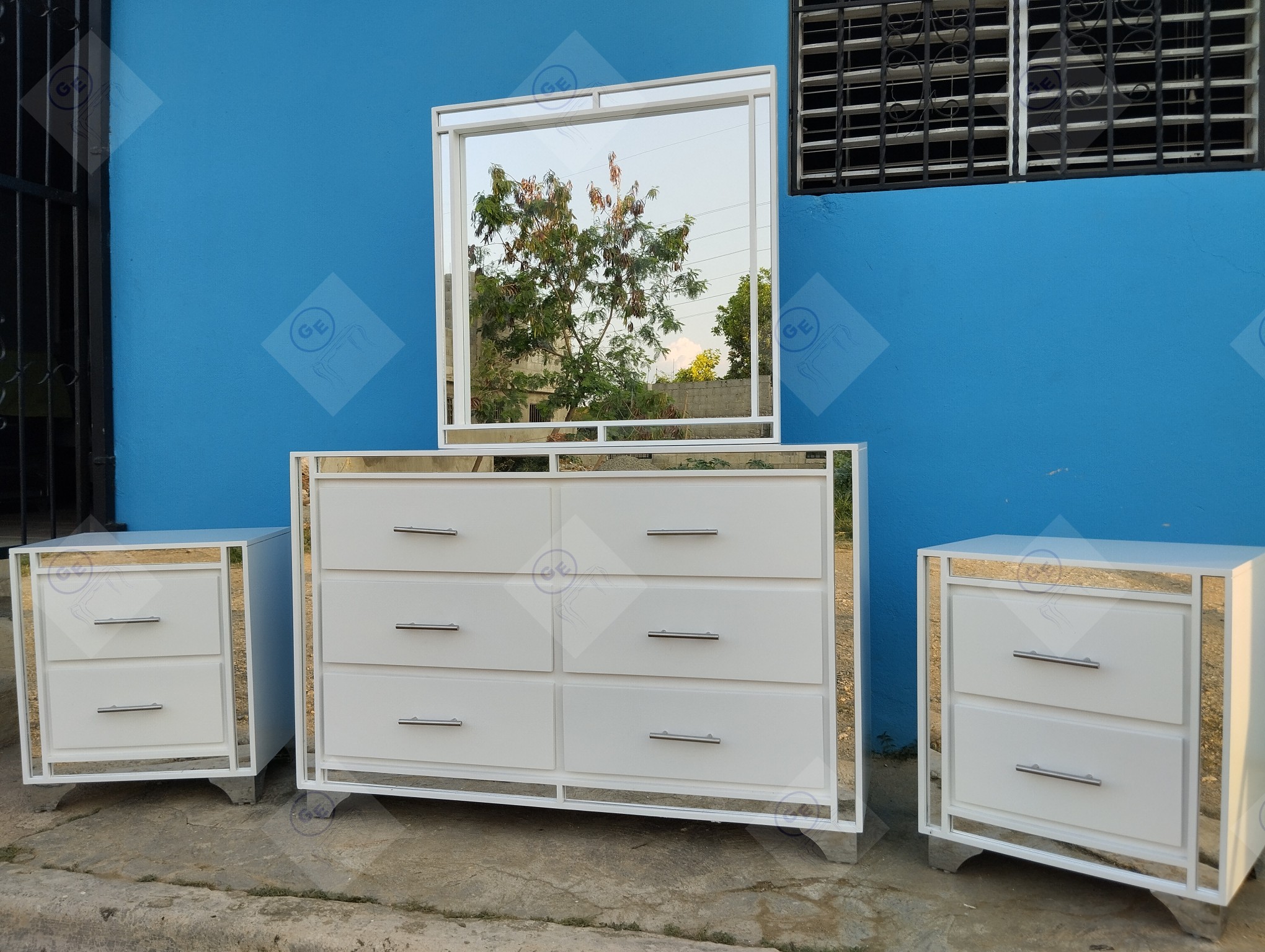 muebles y colchones - Gavetero y mesitas de noche en color blanco 🤍  0