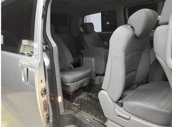 jeepetas y camionetas - HYUNDAI GRAND STAREX 2019 GRIS DIESEL 10