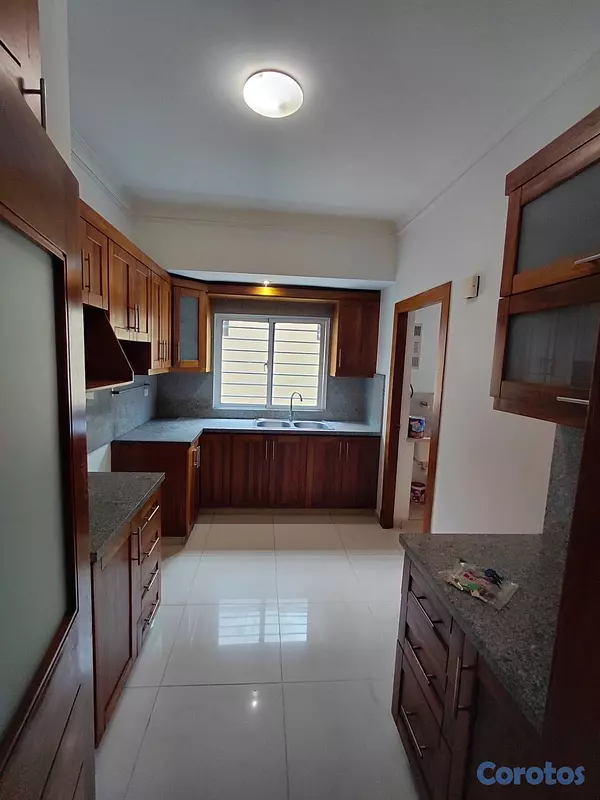 apartamentos - alquiló segundo nivel Evaristo Morales tres habitaciones 2.5 baños dos parqueos  3