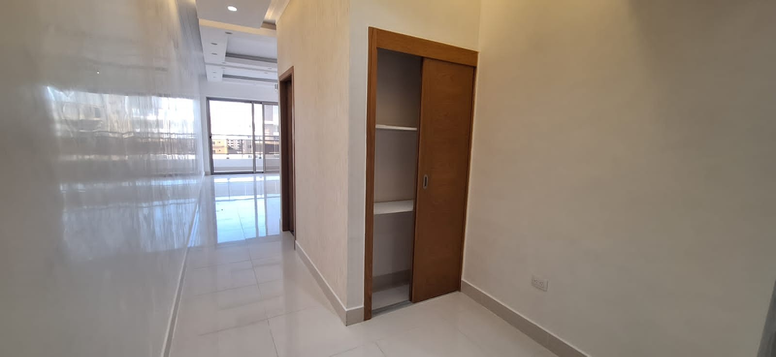 apartamentos - Alquilo un Apartamento con línea blanca de 2 Hab, en el Naco. 9no piso 
$1,800us 1