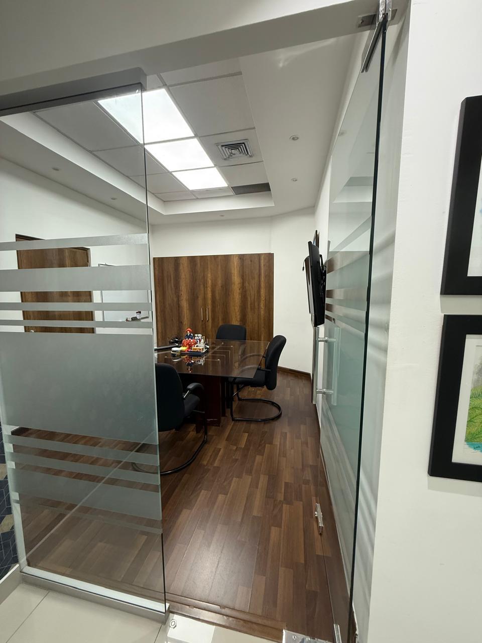 oficinas y locales comerciales - Local en Plaza de Viejo Arroyo Hondo con 6 Parqueo