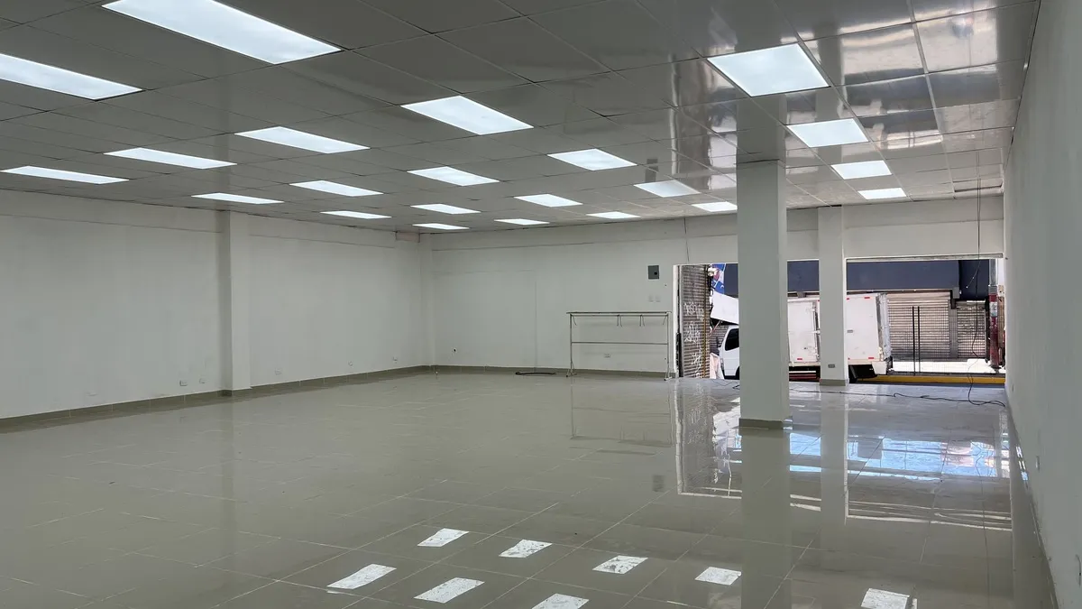 oficinas y locales comerciales - Local en primer nivel en alquiler en villa francis 1
