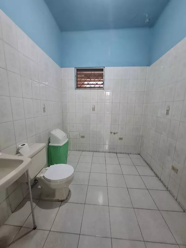 solares y terrenos - Vendo Local C. y Vivienda Zona Universitaria 8