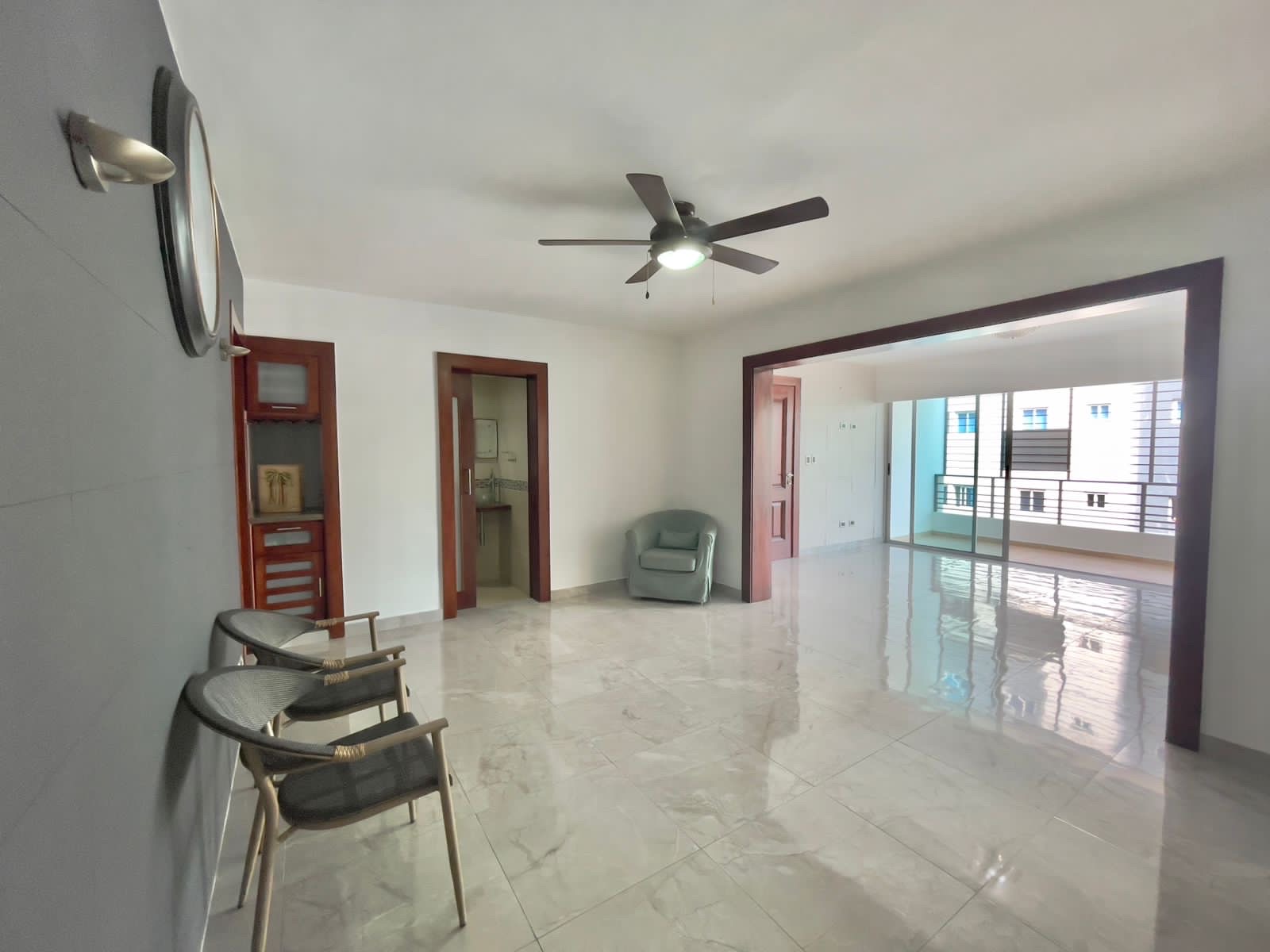 apartamentos - EVARISTO MORALES APTO EN VENTA DE 3 HABITACIONES CON BAÑO 2 PARQUEOS 1