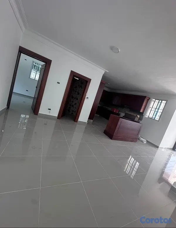 casas - Casa de 3 Niveles con Amplio Patio  2