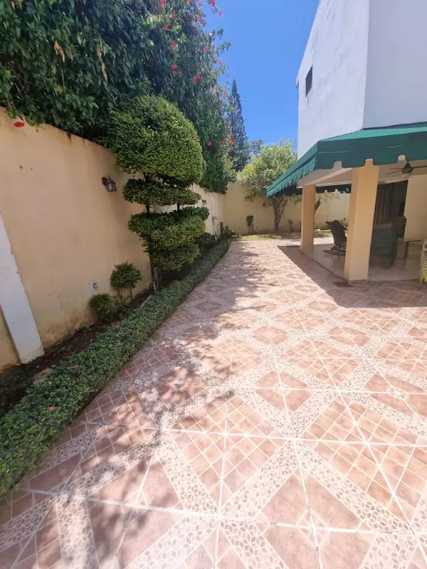casas - Vendo Casa en el Sector Altos de las praderas2 niveles de 493 mt2.  10