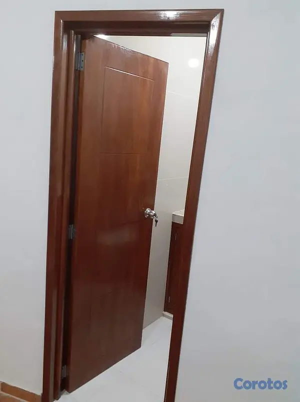 muebles y colchones - Puerta para baño en madera  2