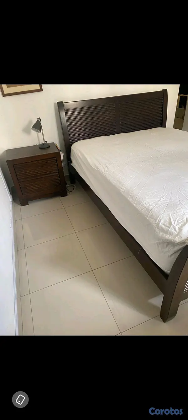 muebles y colchones - Cama queen  de madera africana, con su colchón y mesa de noche.  2