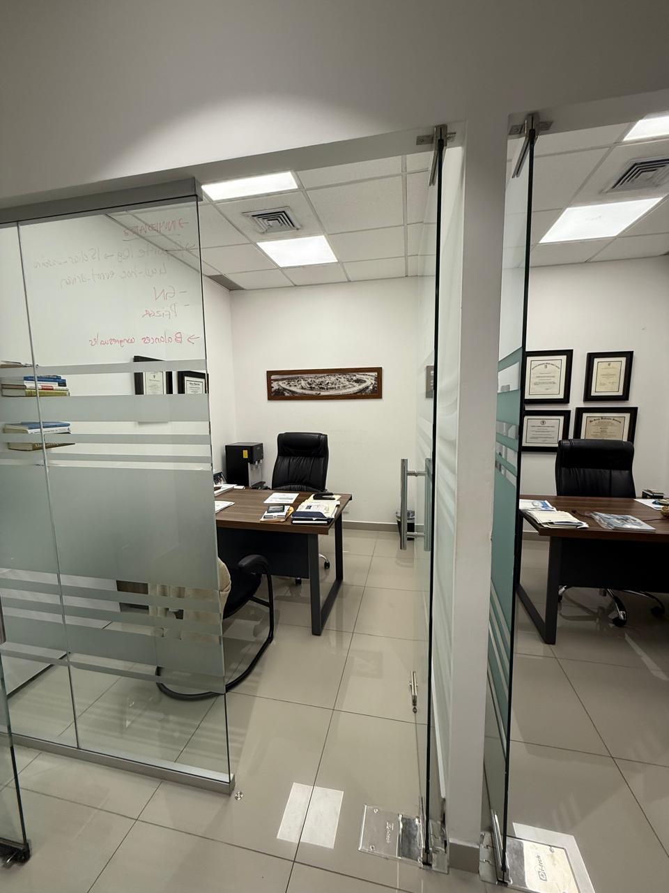 oficinas y locales comerciales - Local en Plaza de Viejo Arroyo Hondo con 6 Parqueo 1