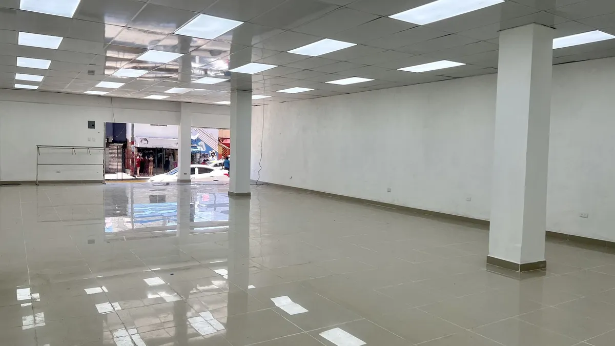 oficinas y locales comerciales - Local en primer nivel en alquiler en villa francis 2