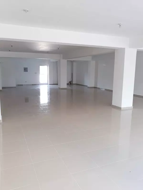 oficinas y locales comerciales - Local amplio en zona exclusiva 5