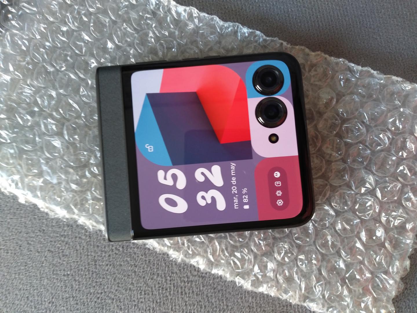 celulares y tabletas - Motorola Razr 50 2024 512GB 12GB RAM Factory  0