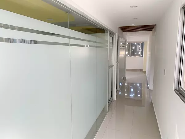 oficinas y locales comerciales - Local con buena iluminación y decoración 8