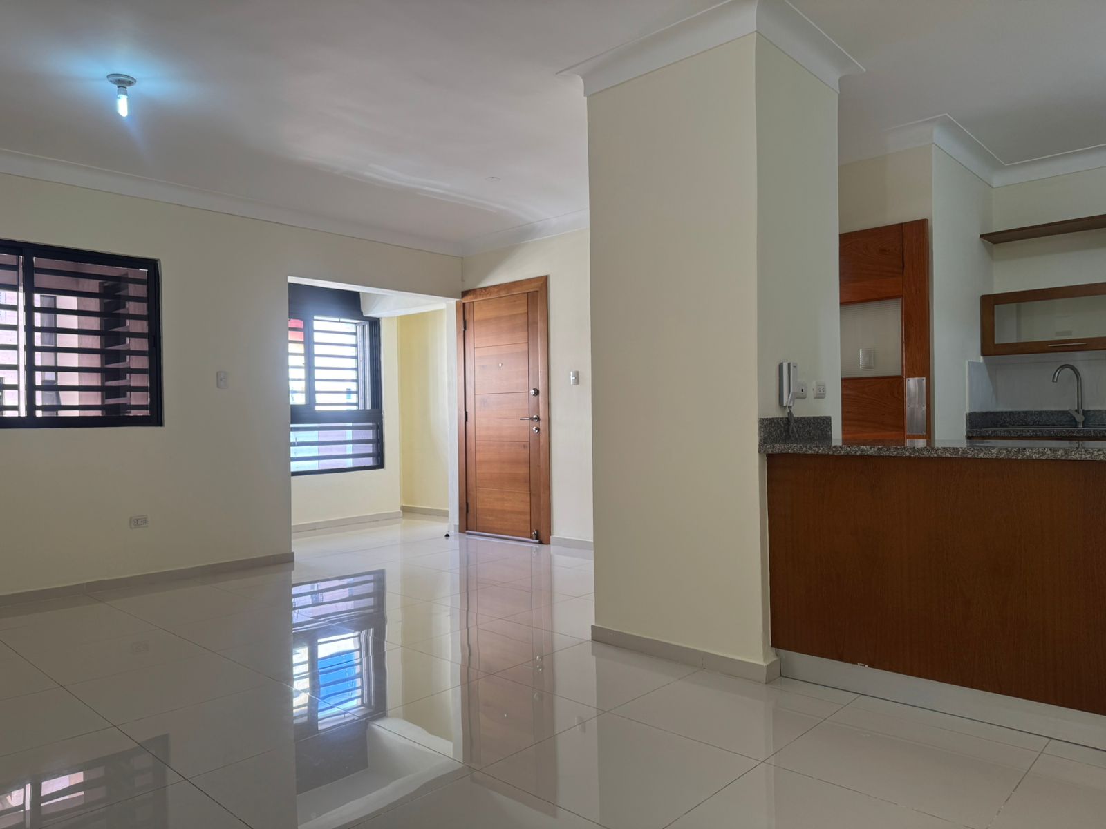 apartamentos - Tercer Piso En El Millón De Oportunidad Como Nuevo 0
