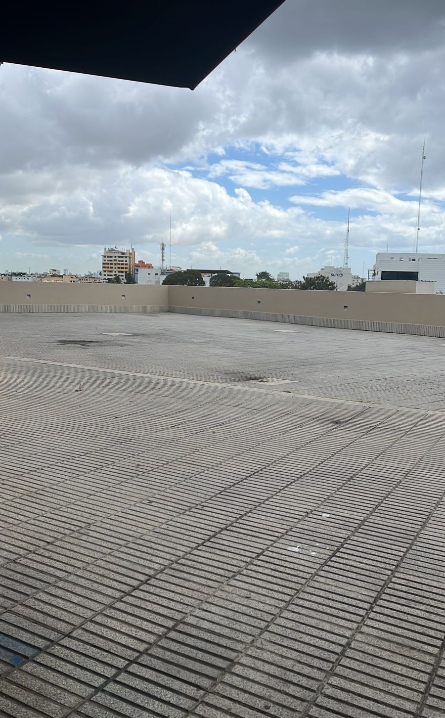 oficinas y locales comerciales - Vendo Sambil local de 42 mts mas 360 mts terraza ideal para Roof Topp 0