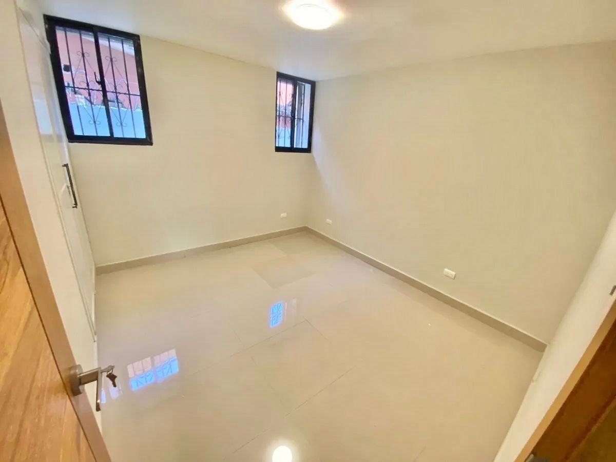apartamentos - Alquiló piantini primer nivel dos hab baño parqueo 7