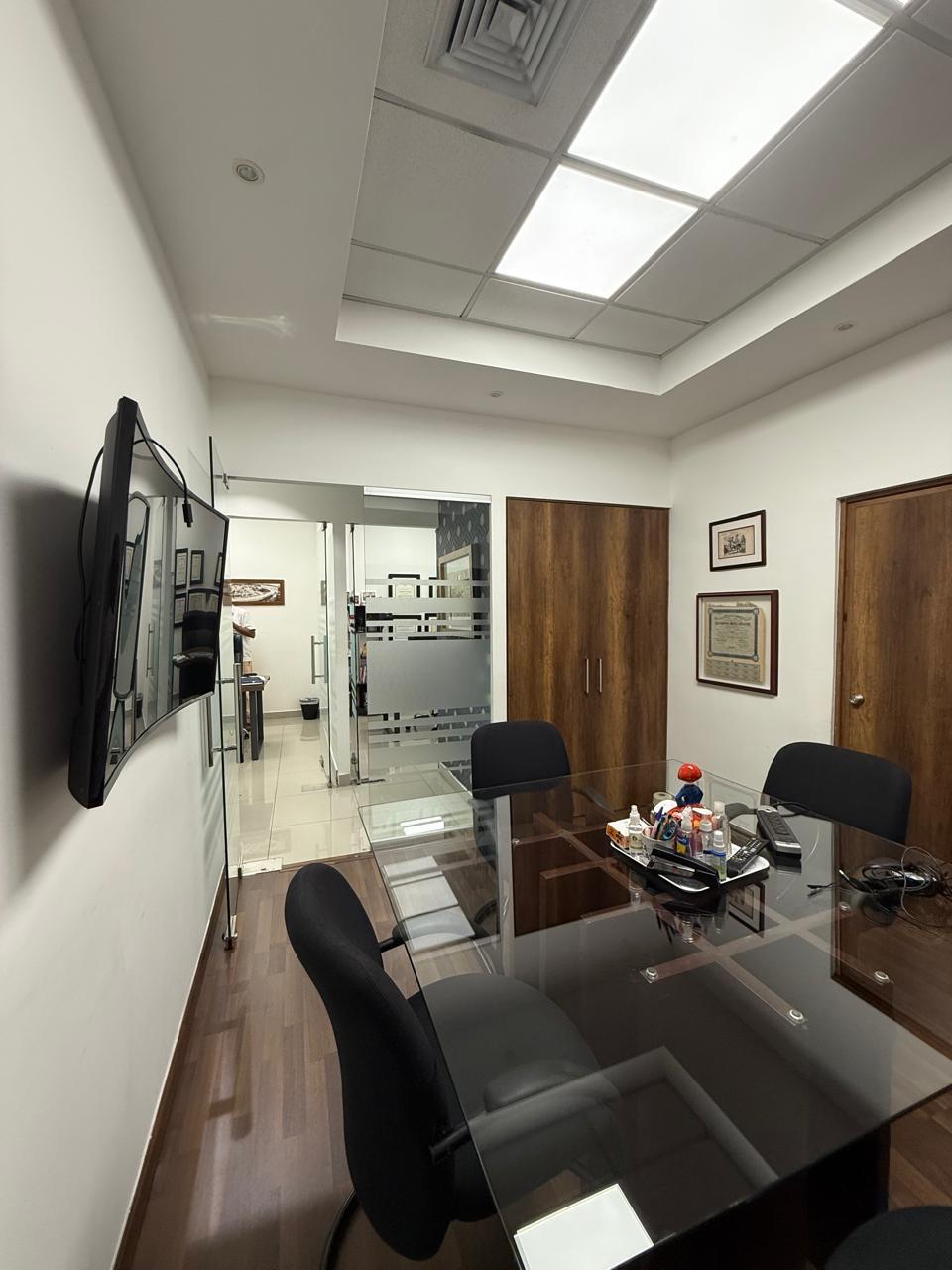 oficinas y locales comerciales - Local en Plaza de Viejo Arroyo Hondo con 6 Parqueo 4