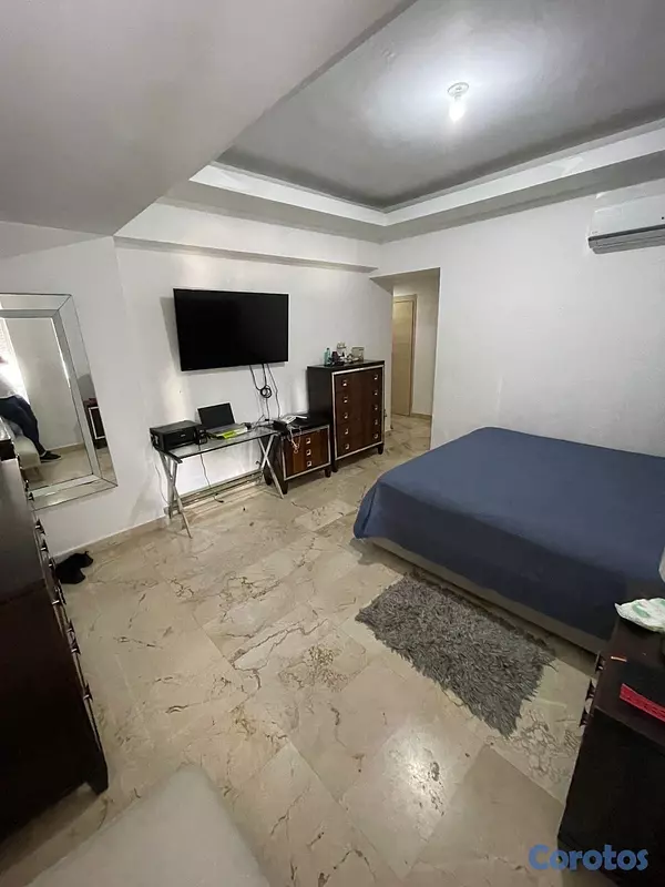 apartamentos - vendo Evaristo Morales piso 4 tres habitaciones con su baño 3 parqueos balcón  10