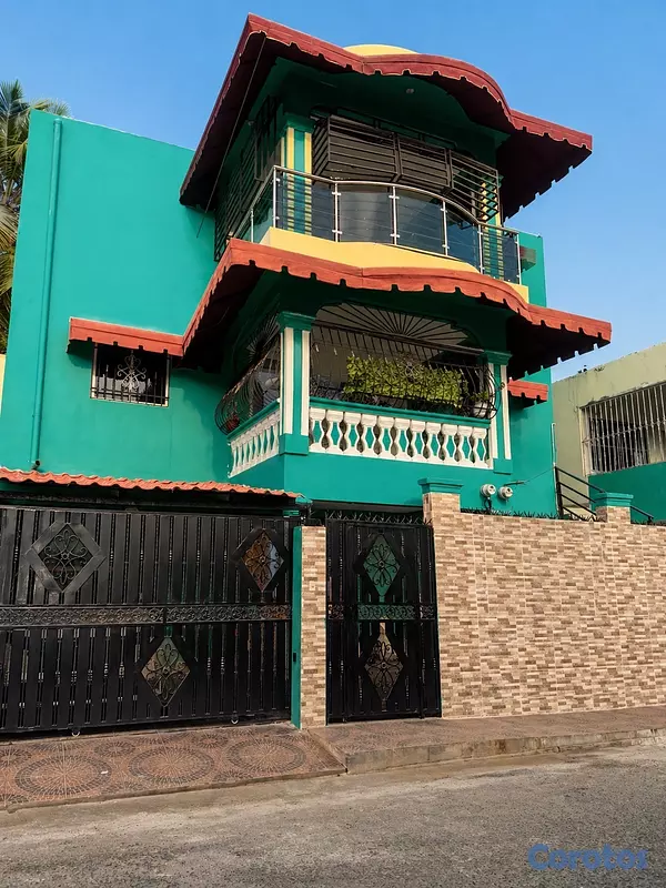 casas - espectacular casa de 3 niveles con excelente ubicación en venta  2