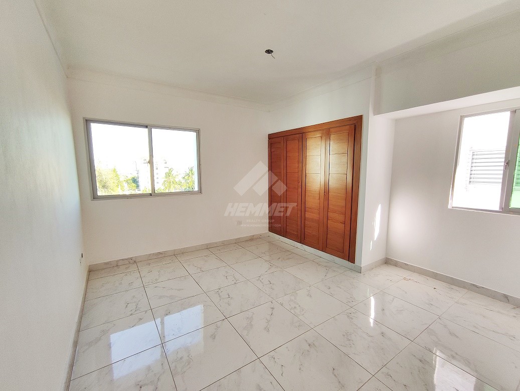 apartamentos - 4TO PISO DE 220MTS2 CON ELEVADOR Y 3 PARQUEOS LA ESMERALDA SANTIAGO  8