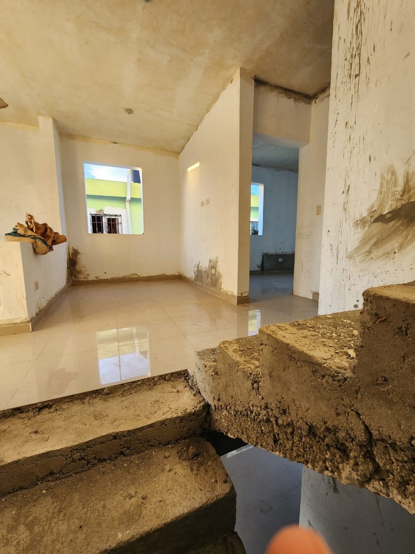 casas - Casa mejora de 2 niveles, con piso, falta Terminacion, Aut. San Isidro 9