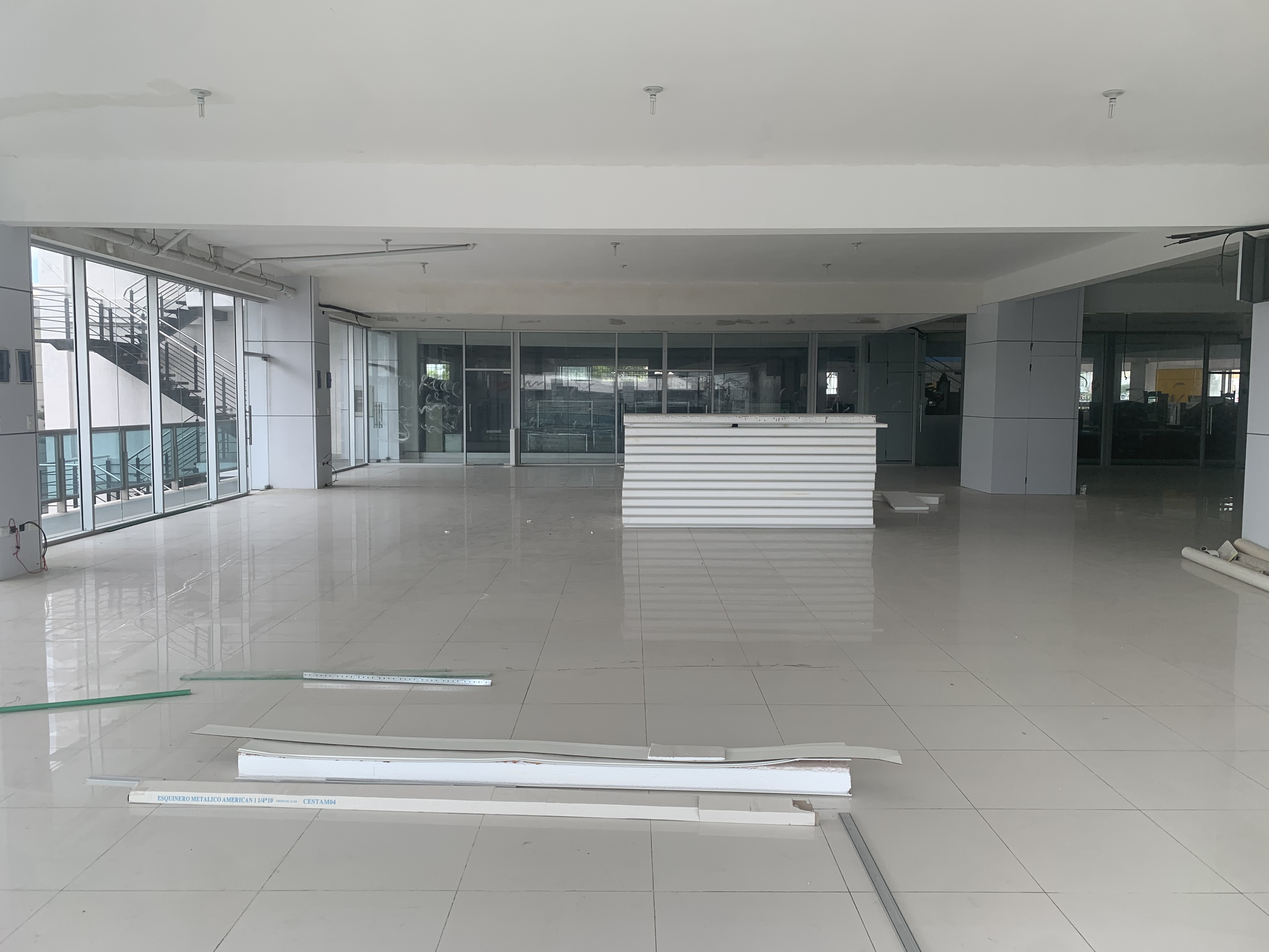 oficinas y locales comerciales - Alquiler local amplio en segundo nivel  1