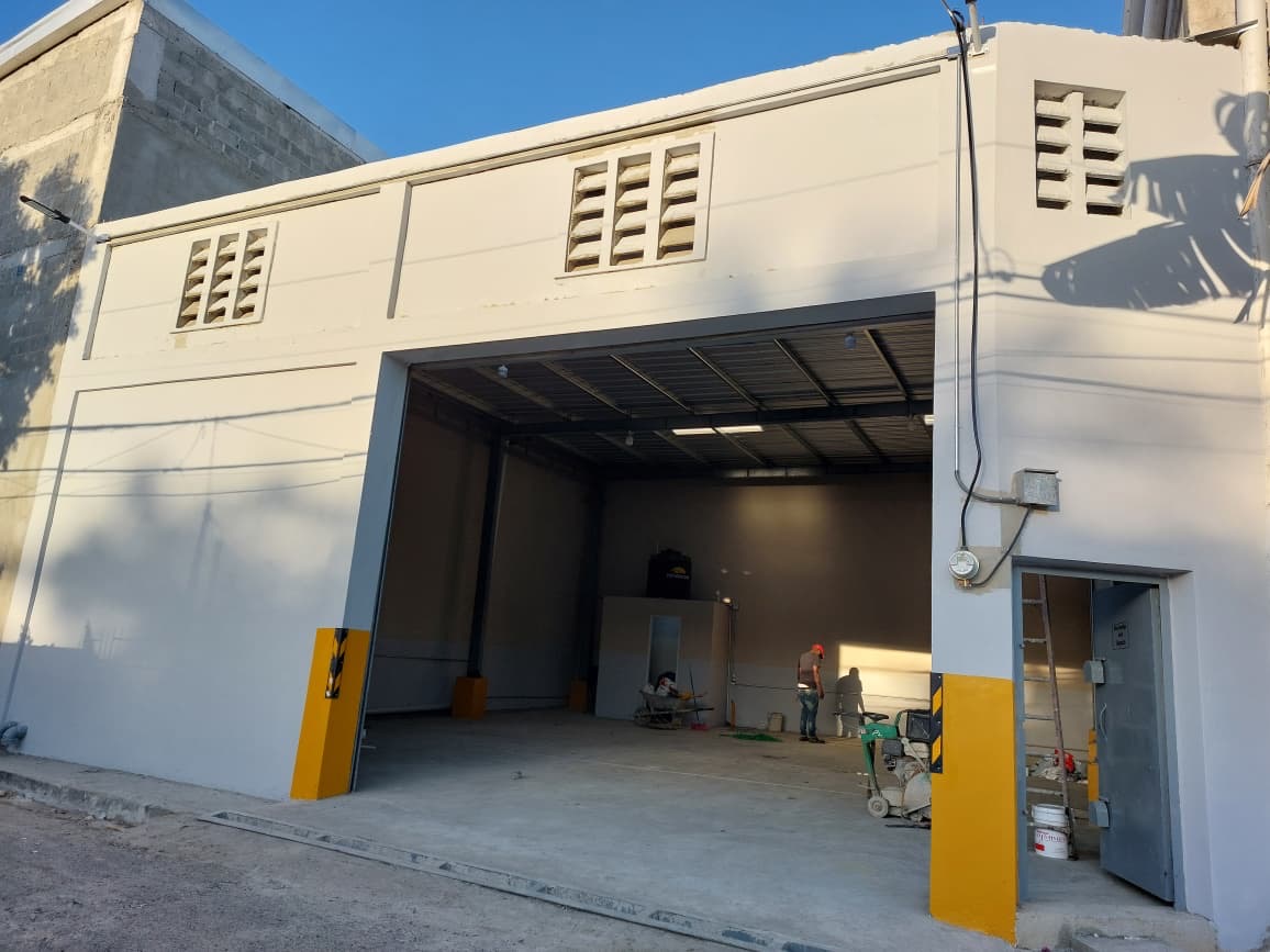 oficinas y locales comerciales - Nave  industrial en Herrera a dos esquina de la Lu 0